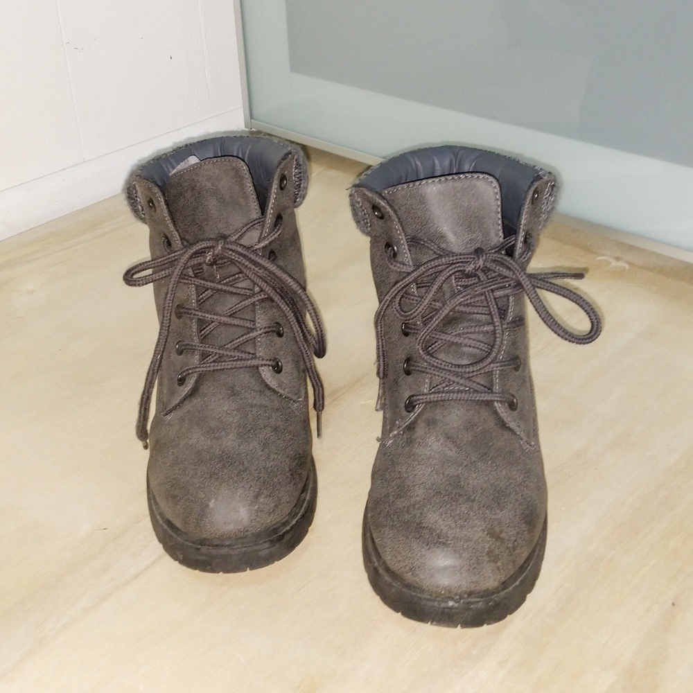 Adorable grey combat boots!!!!